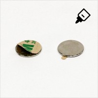 D15x1mm - N42 NdFeB Scheiben Magnet mit 3M Tab - NiCuNi - Nord